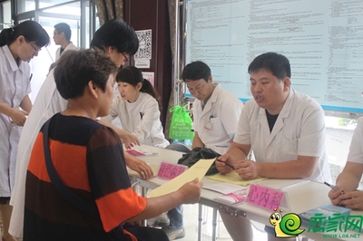 榮盛·江南錦苑舉辦社區(qū)義診活動(dòng)，健康咨詢服務(wù)暖人心
