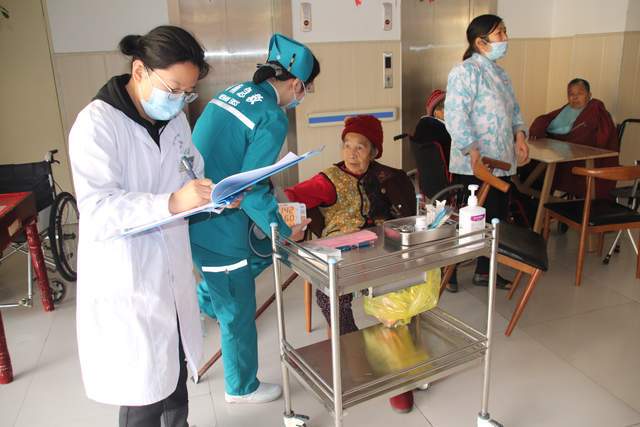 信陽市中醫院“學雷鋒·送健康”養老院志愿行 傳承雷鋒精神，護航銀齡健康